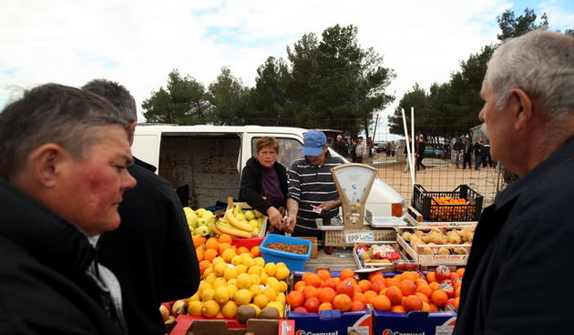 Benkovac, 100313.
Sajam u Benkovcu odrzava se svakog 10. dana u mjesecu. Stoljetna tradicija ucinila je od Benkovackog sajma neizostavni gospodarski i turisticki sadrzaj grada koji svaki put iznova iznenadjuje brojem posjetitelja koji preraste brojku od 1