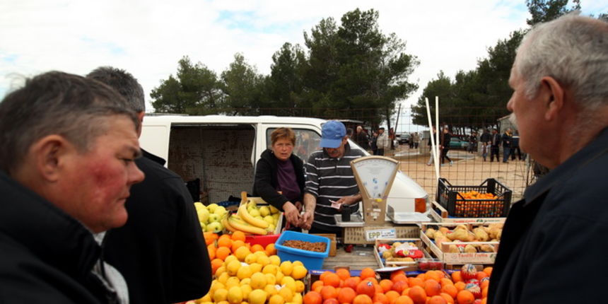 Benkovac, 100313.
Sajam u Benkovcu odrzava se svakog 10. dana u mjesecu. Stoljetna tradicija ucinila je od Benkovackog sajma neizostavni gospodarski i turisticki sadrzaj grada koji svaki put iznova iznenadjuje brojem posjetitelja koji preraste brojku od 1