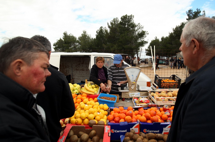 Benkovac, 100313.
Sajam u Benkovcu odrzava se svakog 10. dana u mjesecu. Stoljetna tradicija ucinila je od Benkovackog sajma neizostavni gospodarski i turisticki sadrzaj grada koji svaki put iznova iznenadjuje brojem posjetitelja koji preraste brojku od 1 Benkovac, 100313.
Sajam u Benkovcu odrzava se svakog 10. dana u mjesecu. Stoljetna tradicija ucinila je od Benkovackog sajma neizostavni gospodarski i turisticki sadrzaj grada koji svaki put iznova iznenadjuje brojem posjetitelja koji preraste brojku od 1