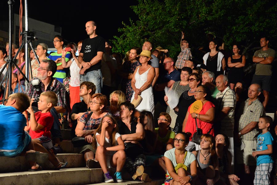 Nastup ansambla Lado ispred crkve sv. Marije ; foto Iva Perinčić Nastup ansambla Lado ispred crkve sv. Marije ; foto Iva Perinčić