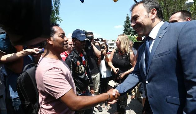 U hotel Porin, prihvatiliste za migrante, stigla je prva grupa od 4 migranta iz Italije u sklopu programa EU za relokacijom izbjeglica unutar zemalja clanica EU. U narednim danima trebalo bi stici jos 60 migranata. Prvu skupinu docekao je i ministar unuta