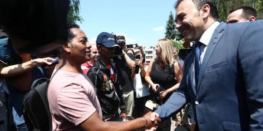 U hotel Porin, prihvatiliste za migrante, stigla je prva grupa od 4 migranta iz Italije u sklopu programa EU za relokacijom izbjeglica unutar zemalja clanica EU. U narednim danima trebalo bi stici jos 60 migranata. Prvu skupinu docekao je i ministar unuta U hotel Porin, prihvatiliste za migrante, stigla je prva grupa od 4 migranta iz Italije u sklopu programa EU za relokacijom izbjeglica unutar zemalja clanica EU. U narednim danima trebalo bi stici jos 60 migranata. Prvu skupinu docekao je i ministar unuta