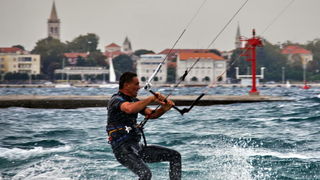Kiteri i surferi uživali u jakom jugu