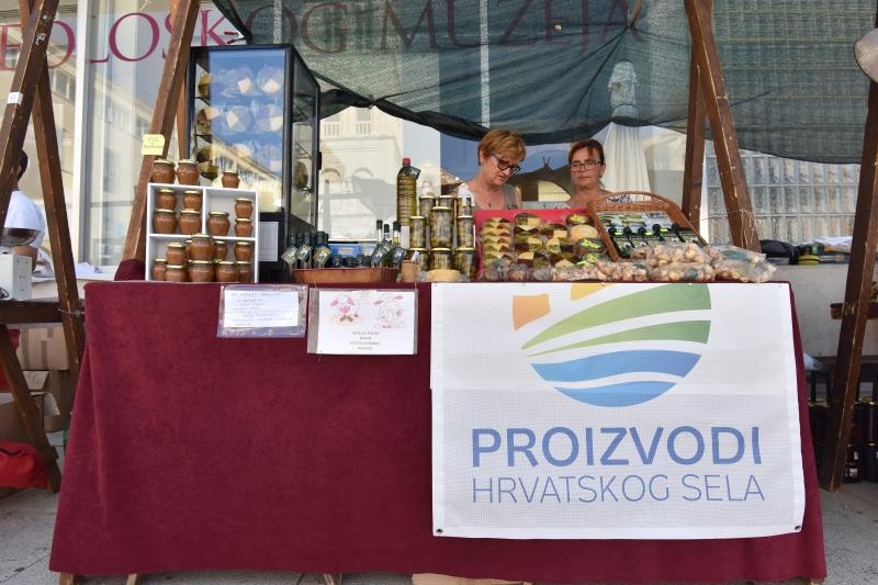Sajam “Proizvodi hrvatskog sela” na zadarskom Forumu. Foto: Dino Stanin/PIXSELL