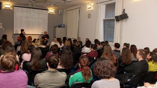 Nekoliko fotografija s književne večeri s Damirom Karakašem. Danas je poznat i priznat hrvatski autor, a nekad je preživljavao na ulicama Pariza svirajući harmoniku…(FOTO: gkzd.hr) Nekoliko fotografija s književne večeri s Damirom Karakašem. Danas je poznat i priznat hrvatski autor, a nekad je preživljavao na ulicama Pariza svirajući harmoniku…(FOTO: gkzd.hr)