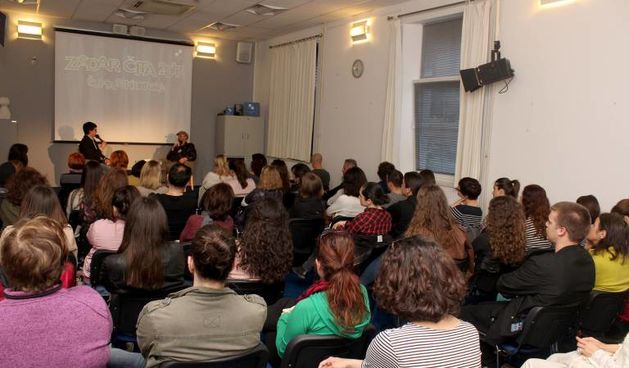 Nekoliko fotografija s književne večeri s Damirom Karakašem. Danas je poznat i priznat hrvatski autor, a nekad je preživljavao na ulicama Pariza svirajući harmoniku…(FOTO: gkzd.hr)
