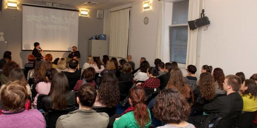 Nekoliko fotografija s književne večeri s Damirom Karakašem. Danas je poznat i priznat hrvatski autor, a nekad je preživljavao na ulicama Pariza svirajući harmoniku…(FOTO: gkzd.hr) Nekoliko fotografija s književne večeri s Damirom Karakašem. Danas je poznat i priznat hrvatski autor, a nekad je preživljavao na ulicama Pariza svirajući harmoniku…(FOTO: gkzd.hr)