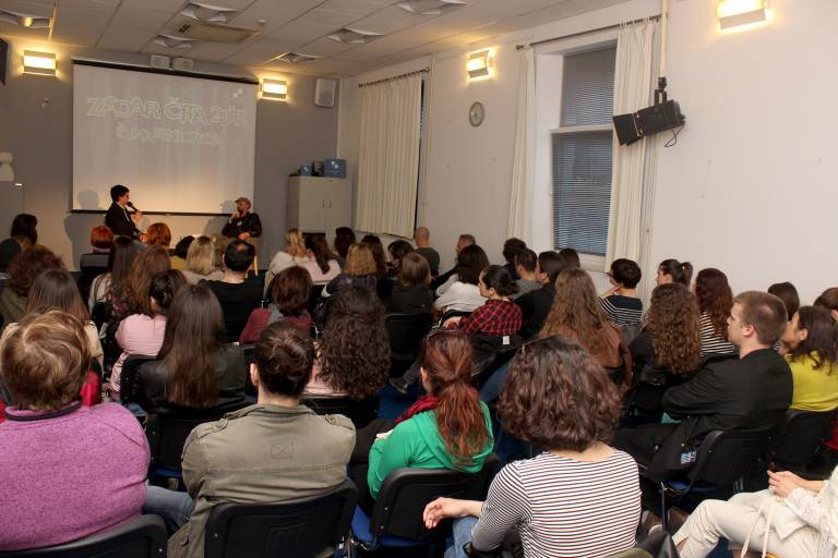 Nekoliko fotografija s književne večeri s Damirom Karakašem. Danas je poznat i priznat hrvatski autor, a nekad je preživljavao na ulicama Pariza svirajući harmoniku…(FOTO: gkzd.hr) Nekoliko fotografija s književne večeri s Damirom Karakašem. Danas je poznat i priznat hrvatski autor, a nekad je preživljavao na ulicama Pariza svirajući harmoniku…(FOTO: gkzd.hr)