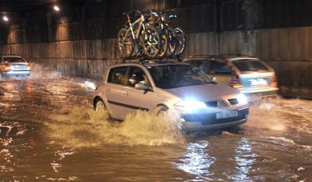 Poplava, kiša, automobil (Foto: Cropix)