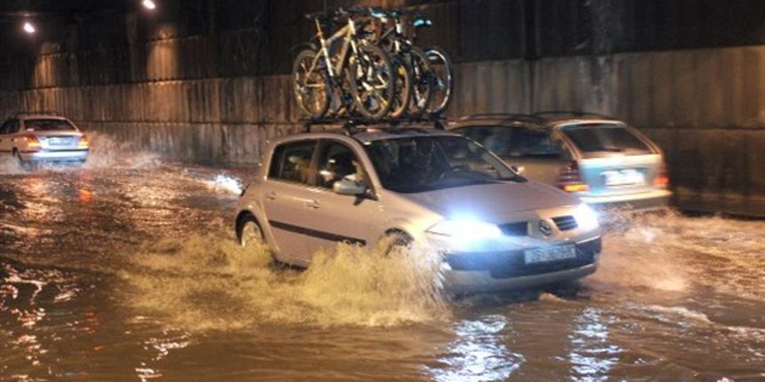 Poplava, kiša, automobil (Foto: Cropix) Poplava, kiša, automobil (Foto: Cropix)