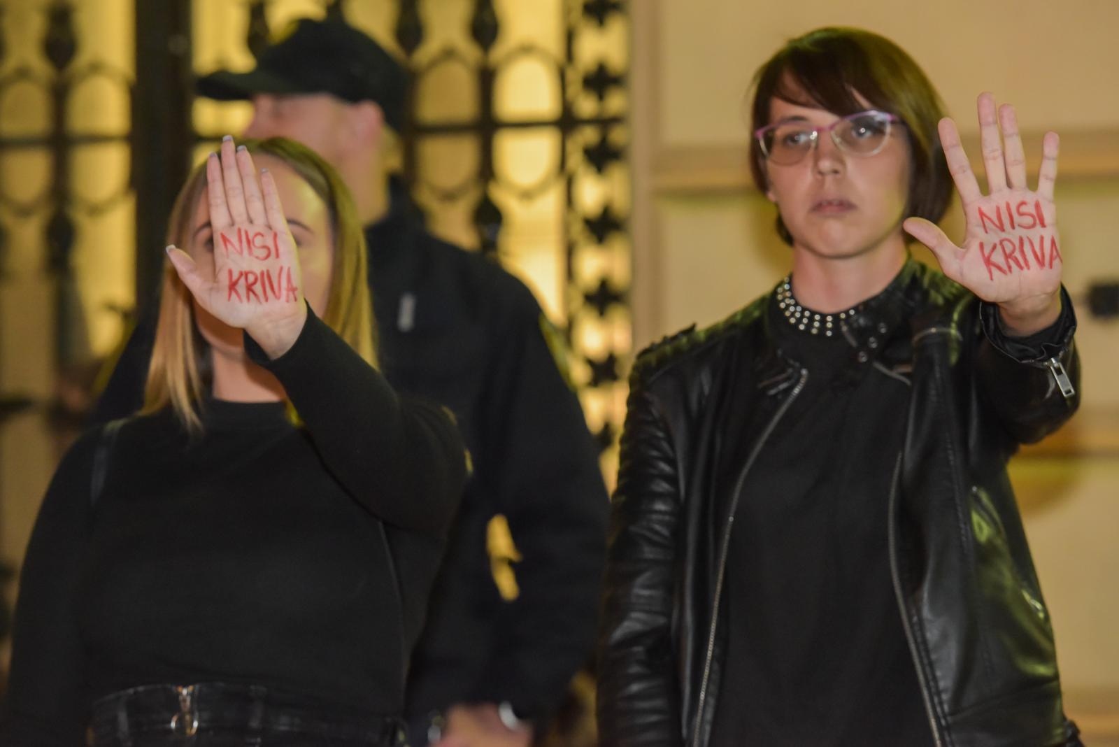 Klub studenata Antifijaka organizirao mirni prosvijed ispred Županijskog suda u Zadru