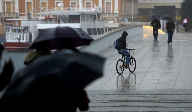 27.02.2014., Zadar – Velik pljusak pogodio je zadarsko podrucje, a u centru grada bujica je izbacila sadrzaj kanalizacije na ulicu. Photo: Filip Brala/PIXSELL Autor  Filip Brala/PIXSELL Ključne riječi  kanalizacija, pljusak, kisa, nevrijeme