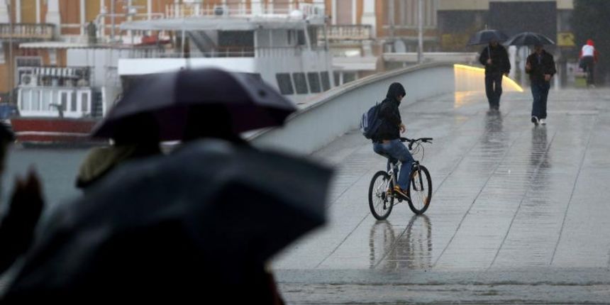 27.02.2014., Zadar – Velik pljusak pogodio je zadarsko podrucje, a u centru grada bujica je izbacila sadrzaj kanalizacije na ulicu. Photo: Filip Brala/PIXSELL Autor Filip Brala/PIXSELL Ključne riječi kanalizacija, pljusak, kisa, nevrijeme 27.02.2014., Zadar – Velik pljusak pogodio je zadarsko podrucje, a u centru grada bujica je izbacila sadrzaj kanalizacije na ulicu. Photo: Filip Brala/PIXSELL Autor Filip Brala/PIXSELL Ključne riječi kanalizacija, pljusak, kisa, nevrijeme