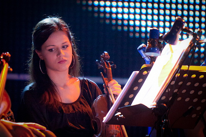 Oliver Dragojević i gudački orekestar Alana Bjelinskog na Višnjiku 22. ožujka 2011. Foto: Kristijan Orlić Oliver Dragojević i gudački orekestar Alana Bjelinskog na Višnjiku 22. ožujka 2011. Foto: Kristijan Orlić