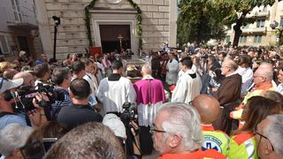 Stotine vjernika ispred crkve Gospe od zdravlja dočekalo relikviju sv. Leopolda Mandića Stotine vjernika ispred crkve Gospe od zdravlja dočekalo relikviju sv. Leopolda Mandića