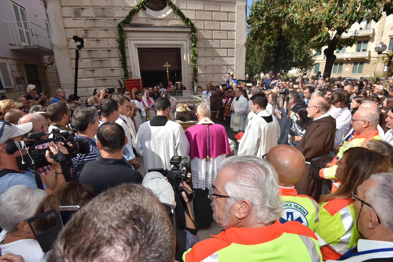 Stotine vjernika ispred crkve Gospe od zdravlja dočekalo relikviju sv. Leopolda Mandića Stotine vjernika ispred crkve Gospe od zdravlja dočekalo relikviju sv. Leopolda Mandića