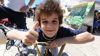 Zadar, 130413.
U 13 sati je s Obale kneza Branimira startala osma po redu biciklijada na relaciji Zadar – Vir u kojoj sudjeluje 300-tinjak biciklista. Po dolasku u Vir ih ocekuje rucak i nagrade za najbrze.
Na fotografiji: detalj sa starata biciklijade.
F