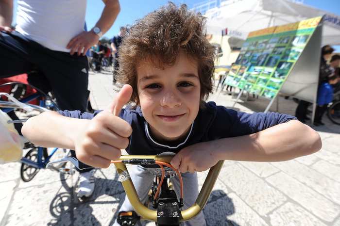 Zadar, 130413.
U 13 sati je s Obale kneza Branimira startala osma po redu biciklijada na relaciji Zadar – Vir u kojoj sudjeluje 300-tinjak biciklista. Po dolasku u Vir ih ocekuje rucak i nagrade za najbrze.
Na fotografiji: detalj sa starata biciklijade.
F