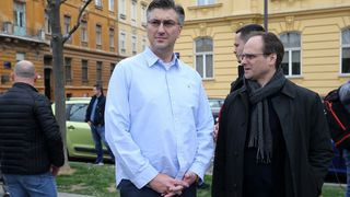 Premijer Plenović došao na prosvjed protiv nasilja #spasime Premijer Plenović došao na prosvjed protiv nasilja #spasime