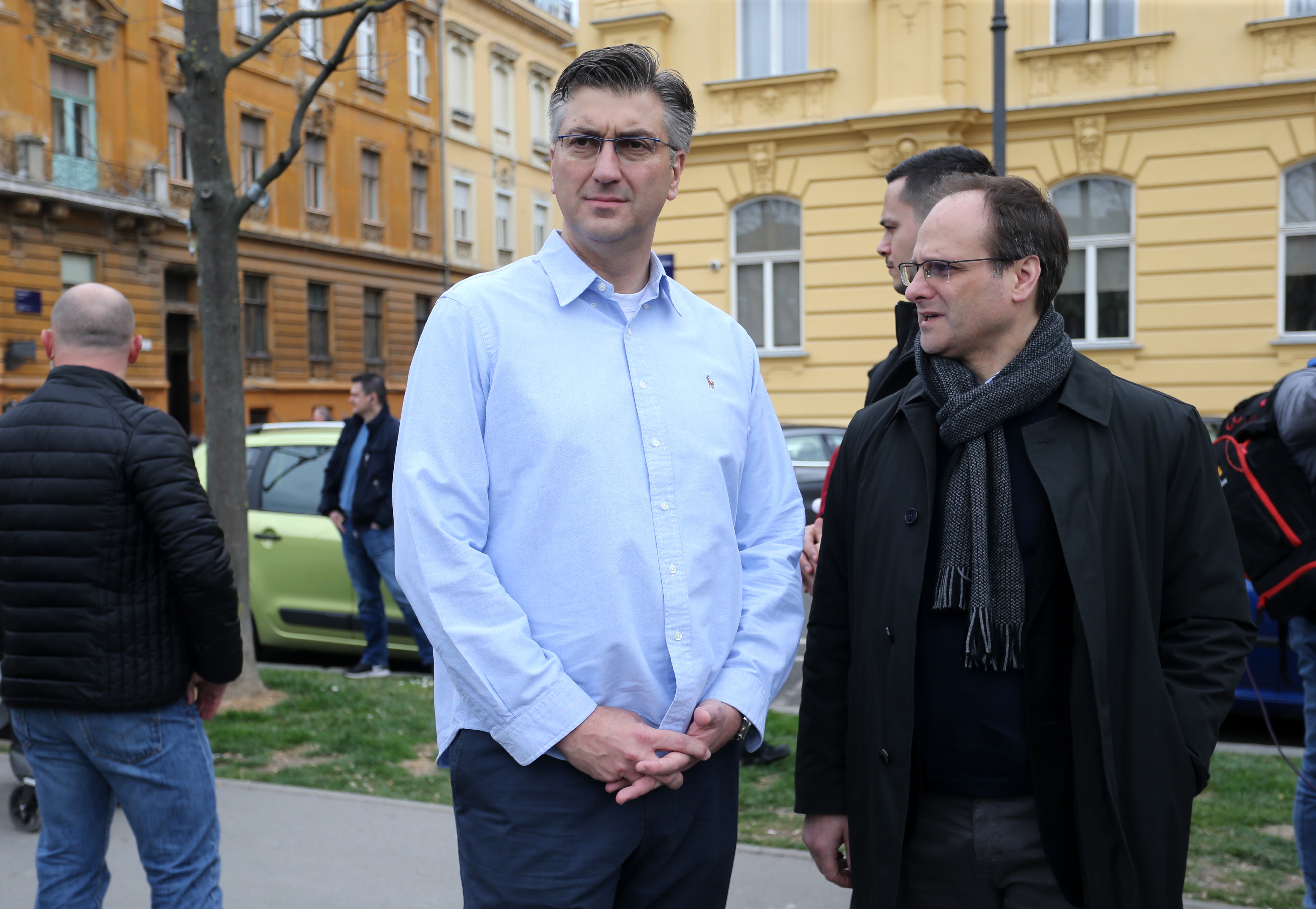 Premijer Plenović došao na prosvjed protiv nasilja #spasime Premijer Plenović došao na prosvjed protiv nasilja #spasime