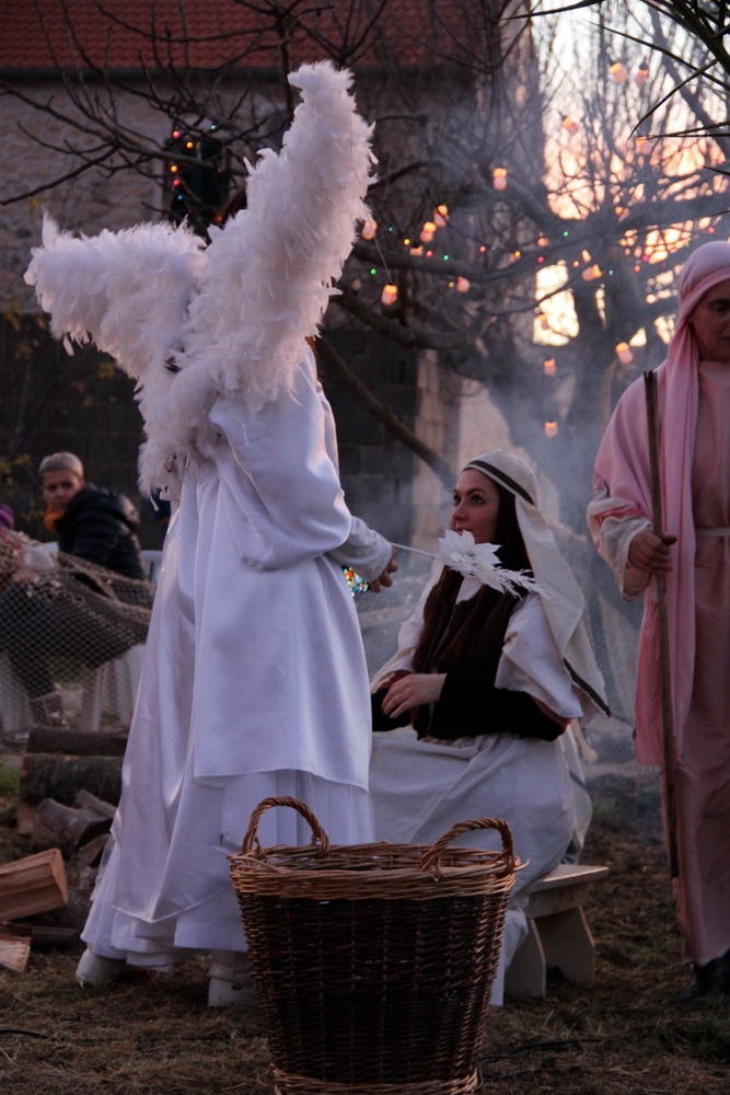 U Diklu kod bunara upriličene žive jaslice U Diklu kod bunara upriličene žive jaslice