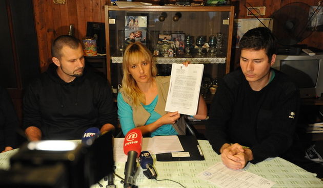 Zadar, 261112
Obrat u slucaju obitelji Vukic. Vukici su danas pozvali novinare zeleci objaviti vijest kako tvrtka Boskarija gradnja d.o.o. iz Buja u cije se ime provodila delozacija, uopce nije vlasnik doma Vukicevih vec su nekretninu prodali gospodji Urs