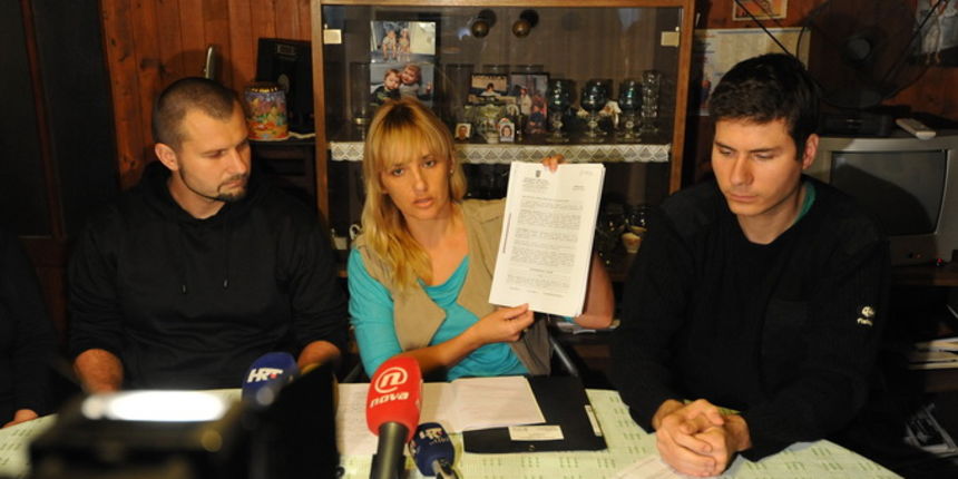 Zadar, 261112
Obrat u slucaju obitelji Vukic. Vukici su danas pozvali novinare zeleci objaviti vijest kako tvrtka Boskarija gradnja d.o.o. iz Buja u cije se ime provodila delozacija, uopce nije vlasnik doma Vukicevih vec su nekretninu prodali gospodji Urs Zadar, 261112
Obrat u slucaju obitelji Vukic. Vukici su danas pozvali novinare zeleci objaviti vijest kako tvrtka Boskarija gradnja d.o.o. iz Buja u cije se ime provodila delozacija, uopce nije vlasnik doma Vukicevih vec su nekretninu prodali gospodji Urs