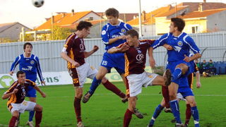 Zadar, 071109.
Nogomet, T- Com 1. HNL susret 14. kola Zadar – Varteks.
Na fotografiji: igraci Zadra i Varteksa u borbi za loptu.
Foto: Andrija Lucic / CROPIX