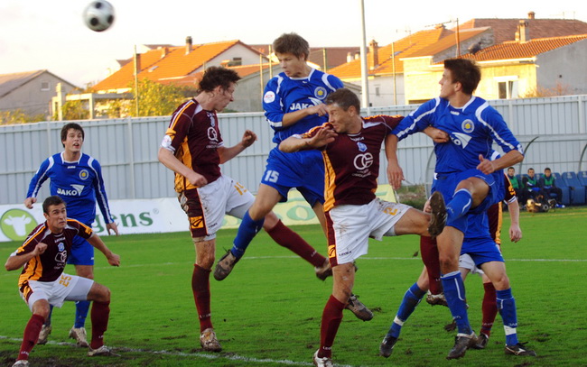 Zadar, 071109.
Nogomet, T- Com 1. HNL susret 14. kola Zadar – Varteks.
Na fotografiji: igraci Zadra i Varteksa u borbi za loptu.
Foto: Andrija Lucic / CROPIX