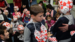 Da hrvatske zlatne Barakude imaju veliko srce pokazali su već prvog dana boravka u Zadru. Posjetili su mališane DV Latica i donijeli im prigodne poklone – vaterpolo kapice hrvatske reprezentacije. Mališani i njihove tete s oduševljenjem su dočekali svoje