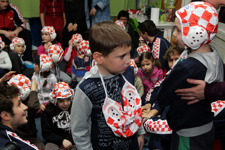 Da hrvatske zlatne Barakude imaju veliko srce pokazali su već prvog dana boravka u Zadru. Posjetili su mališane DV Latica i donijeli im prigodne poklone – vaterpolo kapice hrvatske reprezentacije. Mališani i njihove tete s oduševljenjem su dočekali svoje