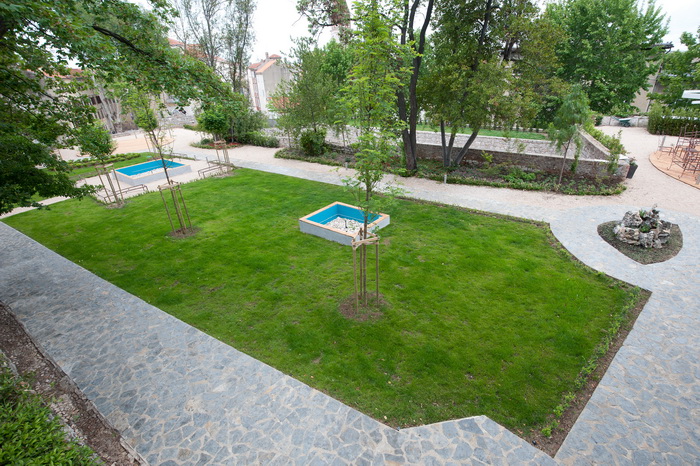 Zadar, 230512.
U subotu se u gradskom parku Kraljice Jelene Madijevke iznad trga Pet bunara nakon visemjesecnih radova i priprema otvara “Lounge & bar Ledana”. “Ledana” je projekt poduzeca “Riva Libruna”, u vlasnistvu Branimira Markova.
Na fotografiji: de Zadar, 230512.
U subotu se u gradskom parku Kraljice Jelene Madijevke iznad trga Pet bunara nakon visemjesecnih radova i priprema otvara “Lounge & bar Ledana”. “Ledana” je projekt poduzeca “Riva Libruna”, u vlasnistvu Branimira Markova.
Na fotografiji: de