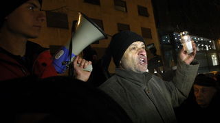 Zagreb, 020311. 
Novi, cetvrti po redu, protuvladin prosvjed tzv. facebook grupe zapoceo je veceras na Cvjetnom trgu. 
Na fotografiji: Ivan Pernar organizator prosvjeda i Dragutin Lesar saborski zastupnik (laburist).
Foto: Davor Pongracic / CROPIX