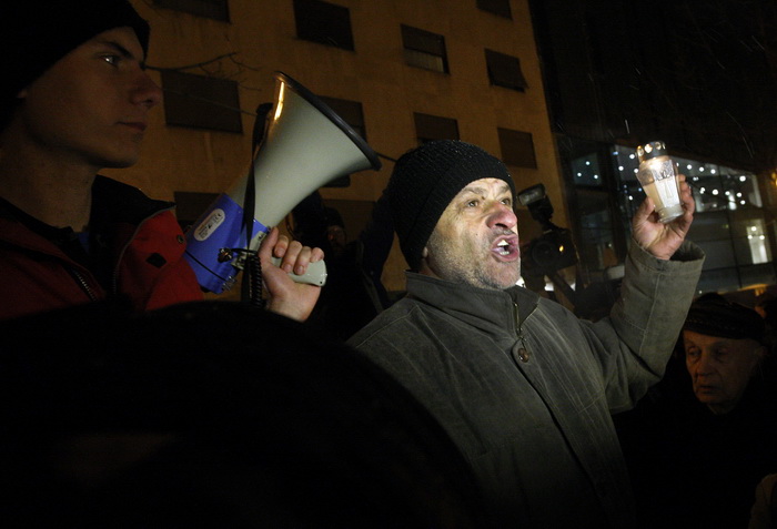 Zagreb, 020311. 
Novi, cetvrti po redu, protuvladin prosvjed tzv. facebook grupe zapoceo je veceras na Cvjetnom trgu. 
Na fotografiji: Ivan Pernar organizator prosvjeda i Dragutin Lesar saborski zastupnik (laburist).
Foto: Davor Pongracic / CROPIX