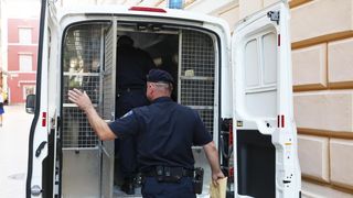 Privođenje muškarca osumnjičenog za bombaške napade na PU zadarsku Privođenje muškarca osumnjičenog za bombaške napade na PU zadarsku