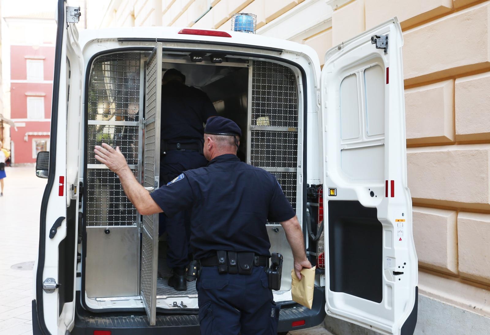 Privođenje muškarca osumnjičenog za bombaške napade na PU zadarsku Privođenje muškarca osumnjičenog za bombaške napade na PU zadarsku