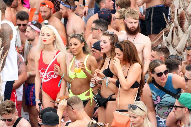 Zrće: Drugi dan Hideout festivala privukao je mnogobrojnu publiku na after beach party, Photo: Luka Stanzl/PIXSELL Zrće: Drugi dan Hideout festivala privukao je mnogobrojnu publiku na after beach party, Photo: Luka Stanzl/PIXSELL