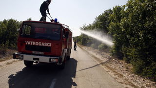 Visocane, 080811.
VOC Zadar zaprimio je danas nesto iza 13 sati dojavu o pozaru otvorenog prostora kod mjesta Visocane. Gori hrastova suma. U gasenju sudjeluju JVP Zadar i DVD Pljusak s 20 vatrogasaca i 5 vatrogasnih vozila, a ocekuje se i dolazak vatroga