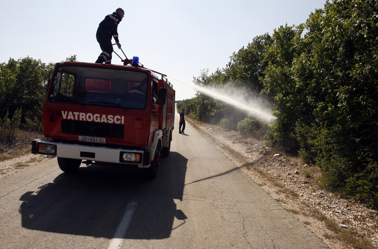 Visocane, 080811.
VOC Zadar zaprimio je danas nesto iza 13 sati dojavu o pozaru otvorenog prostora kod mjesta Visocane. Gori hrastova suma. U gasenju sudjeluju JVP Zadar i DVD Pljusak s 20 vatrogasaca i 5 vatrogasnih vozila, a ocekuje se i dolazak vatroga