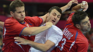 London, 310712.
Dvorana Copper Box.
Hrvatska muska rukometna reprezentacija igra utakmicu 2. kolo u skupini B protiv Srbije tokom Olimpijskih Igra u Londonu.
Na fotografiji: Domagoj Duvnjak u sendvicu igraca Srbije.
Foto: Drago Sopta / CROPIX
