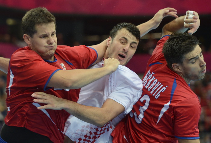 London, 310712.
Dvorana Copper Box.
Hrvatska muska rukometna reprezentacija igra utakmicu 2. kolo u skupini B protiv Srbije tokom Olimpijskih Igra u Londonu.
Na fotografiji: Domagoj Duvnjak u sendvicu igraca Srbije.
Foto: Drago Sopta / CROPIX