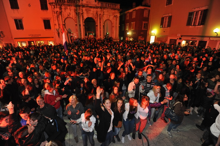 Zadar, 161112.
Kako je i najavljeno, na Narodnom trgu je oko 18h zapocelo organizirano slavlje povodom oslobodjenja generala Gotovine i Markaca. Do dugo u noc na pozornici ce se izmjenjivati brojni zadarski bendovi, klape i pjevaci poput Mladena Grdovica Zadar, 161112.
Kako je i najavljeno, na Narodnom trgu je oko 18h zapocelo organizirano slavlje povodom oslobodjenja generala Gotovine i Markaca. Do dugo u noc na pozornici ce se izmjenjivati brojni zadarski bendovi, klape i pjevaci poput Mladena Grdovica