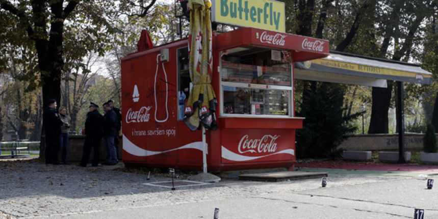 Zagreb, 101010.
Mazuranicev trg.
Jutros oko 6h 30min doslo je do masovne tucnjave na Mazuranicevom trgu ispred sendvic bara i Etnografskog muzeja.
Foto: Nenad Dugi / CROPIX Zagreb, 101010.
Mazuranicev trg.
Jutros oko 6h 30min doslo je do masovne tucnjave na Mazuranicevom trgu ispred sendvic bara i Etnografskog muzeja.
Foto: Nenad Dugi / CROPIX