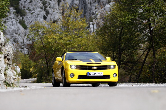 Zadar, 091111.
U Zadru je danas zapocelo predstavljanje novog Chevroletovog automobila Camaro. Novi model Chevroleta privukao je veliki broj novinara iz inozemstva koji ce ovih dana vrsiti testiranje Camara.
Foto: Jure Miskovic / CROPIX Zadar, 091111.
U Zadru je danas zapocelo predstavljanje novog Chevroletovog automobila Camaro. Novi model Chevroleta privukao je veliki broj novinara iz inozemstva koji ce ovih dana vrsiti testiranje Camara.
Foto: Jure Miskovic / CROPIX