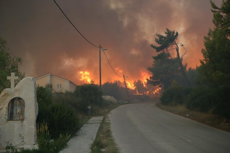 Žrnovnica: Vatra je sve bliže Splitu, nebo je prekriveno dimom Žrnovnica: Vatra je sve bliže Splitu, nebo je prekriveno dimom