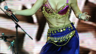 Skoplje, 061110.
Spektakularni koncert u prepunoj Areni odrzala je Severina. Publika je uzivala u njenoj ljepoti i pjesmama. Severinin gost na koncertu bio je Goran Bregovic.
Seve i Goran razmenjivli su poljubce na sceni tokom koncerta.
Na slici: Severi Skoplje, 061110.
Spektakularni koncert u prepunoj Areni odrzala je Severina. Publika je uzivala u njenoj ljepoti i pjesmama. Severinin gost na koncertu bio je Goran Bregovic.
Seve i Goran razmenjivli su poljubce na sceni tokom koncerta.
Na slici: Severi