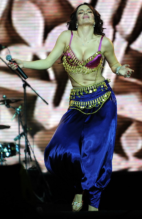 Skoplje, 061110.
Spektakularni koncert u prepunoj Areni odrzala je Severina. Publika je uzivala u njenoj ljepoti i pjesmama. Severinin gost na koncertu bio je Goran Bregovic.
Seve i Goran razmenjivli su poljubce na sceni tokom koncerta.
Na slici: Severi Skoplje, 061110.
Spektakularni koncert u prepunoj Areni odrzala je Severina. Publika je uzivala u njenoj ljepoti i pjesmama. Severinin gost na koncertu bio je Goran Bregovic.
Seve i Goran razmenjivli su poljubce na sceni tokom koncerta.
Na slici: Severi