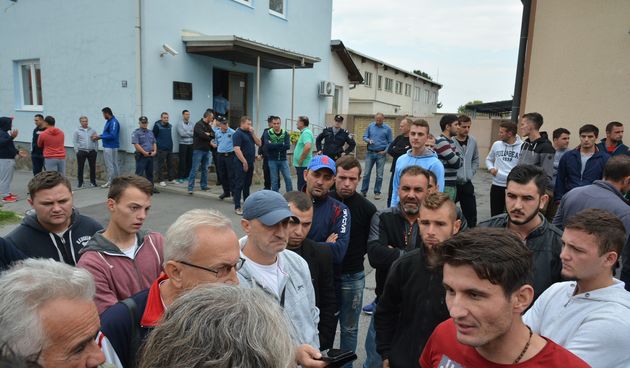 Napeta atmosfera u Slatini: obitelj i prijatelji izbodenih mladića okupili se ispred policijske postaje
