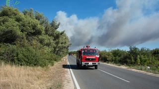 Zemaljske i zračne vatrogasne snage gase veliki šumski požar kod Crvene luke. Foto: Franjo Jurić/eBiograd Zemaljske i zračne vatrogasne snage gase veliki šumski požar kod Crvene luke. Foto: Franjo Jurić/eBiograd