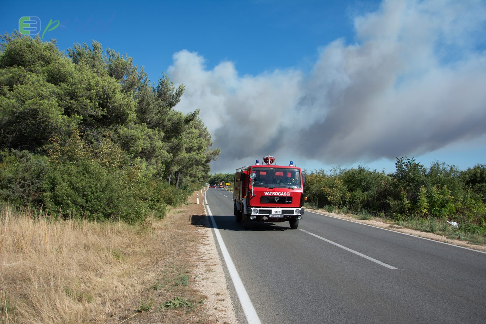 Zemaljske i zračne vatrogasne snage gase veliki šumski požar kod Crvene luke. Foto: Franjo Jurić/eBiograd Zemaljske i zračne vatrogasne snage gase veliki šumski požar kod Crvene luke. Foto: Franjo Jurić/eBiograd